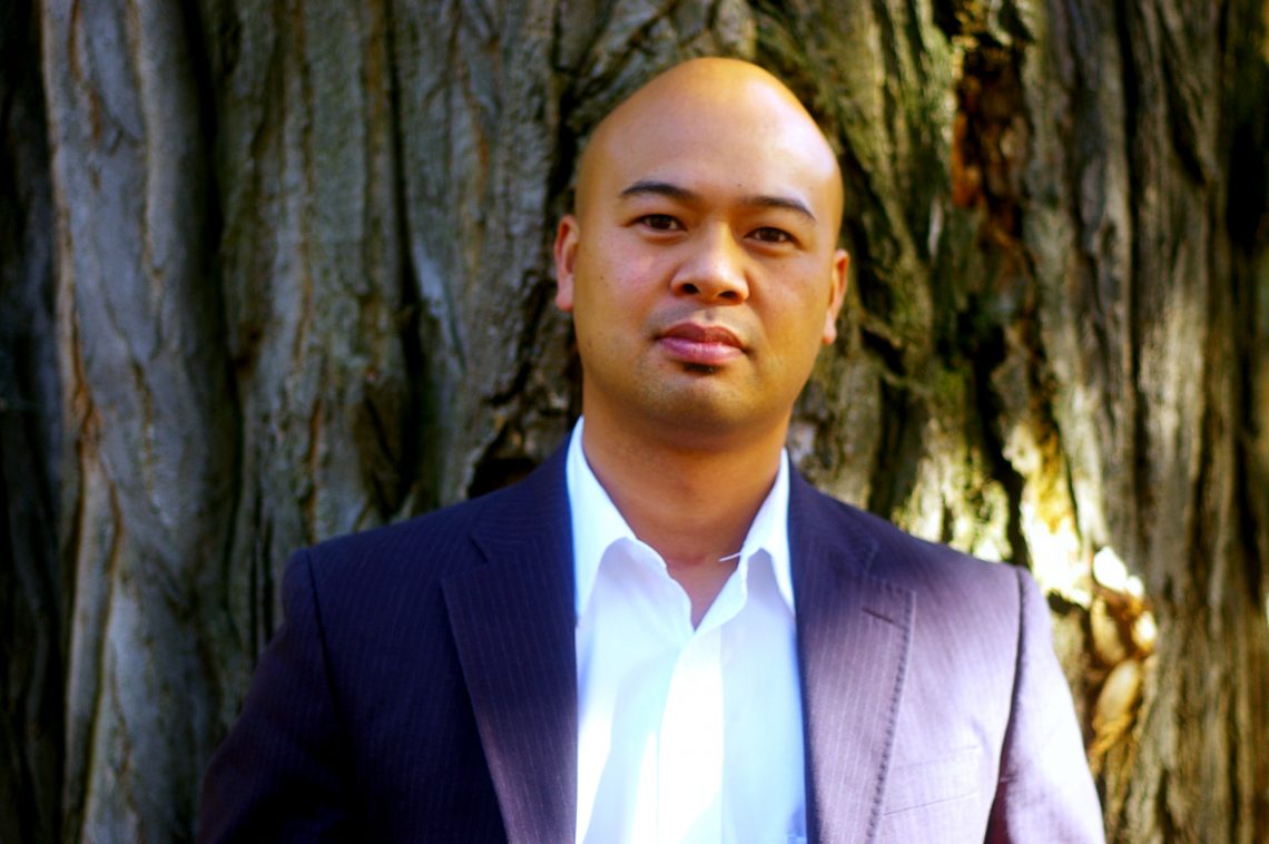 Oliver2 Poet Oliver de la Paz to Give Public Reading at W&L